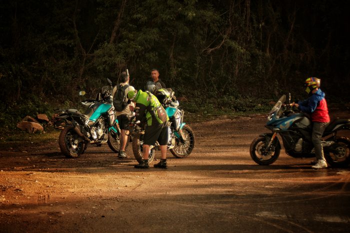 El grupo y las motos al atardecer, en un camino de tierra