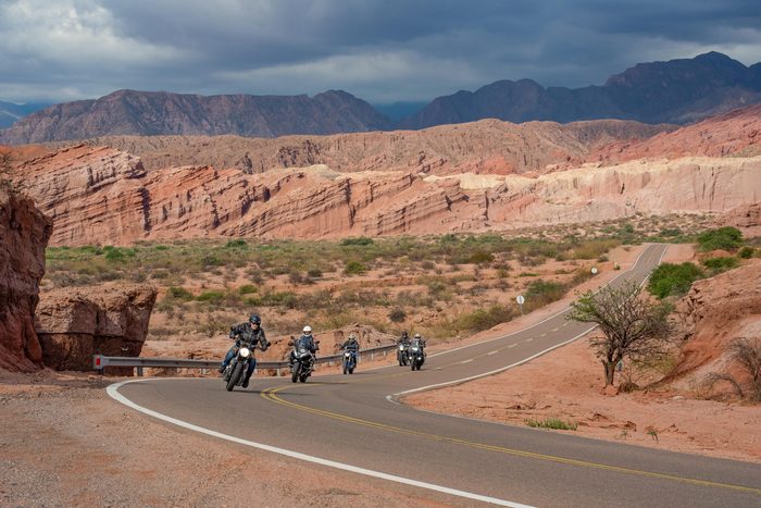 Grupo en fila por la ruta entre las formaciones rojas de la Quebrada de las Conchas